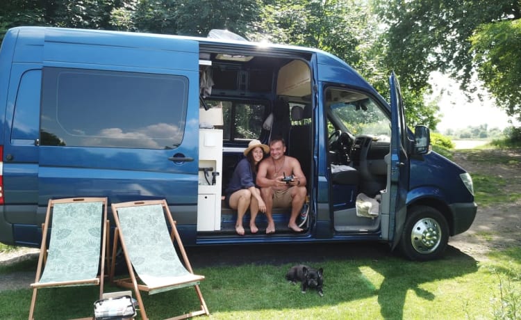 Blue – Sprinter with lifting bed and terrace