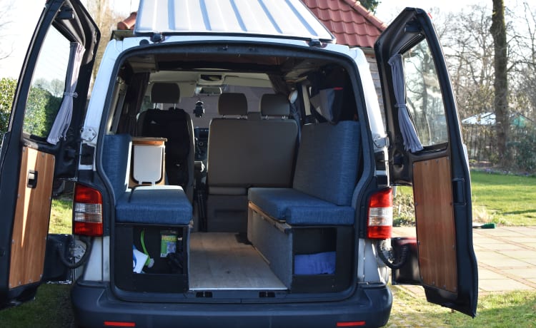 VW T5 2012 Unique layout, wide and comfortable bed (205x150cm)