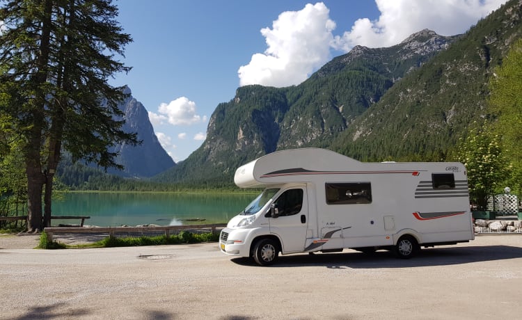 Luxury 6-person camper for rent {OFFER}