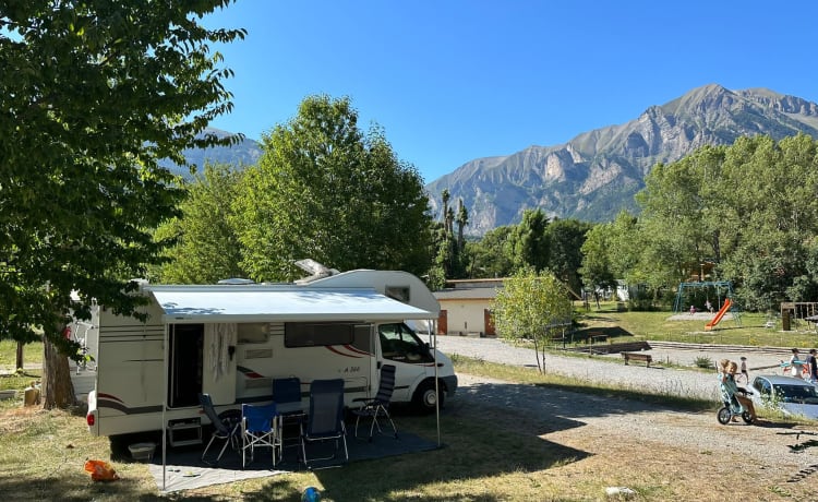 Memo – Camping-car alcôve Carado 6 personnes