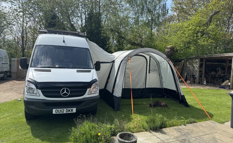 Mr Adventure  – Mercedes-Benz Adventure Van mit 2 Schlafplätzen