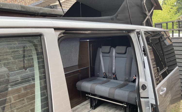 Van de maison  – VW T5 6 seats 4 berth plus 2 in awning 