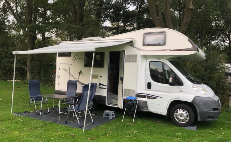 Louis, Camper to Go – Luxe, ruime en comfortabele Mc Louis Glamys 14, Airco's, stapelbed