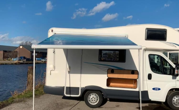 Moby – Te huur Mc louis Lagan alkoof ( 6 persoons) camper