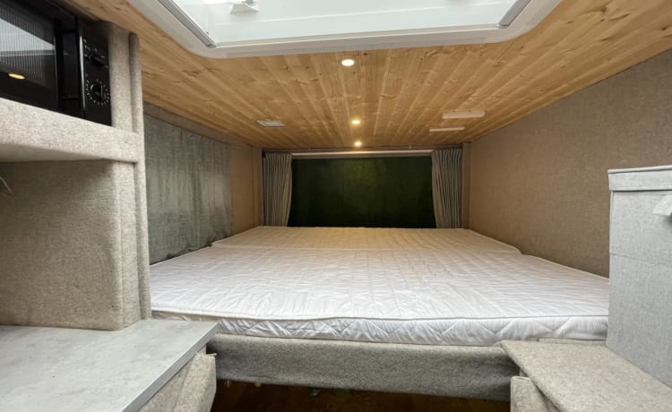 accogliente furgone camper off-grid con terrazza