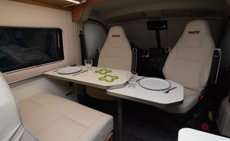 Black Beauty – Luxuriöser Pilote Bus Camper für 2 Personen