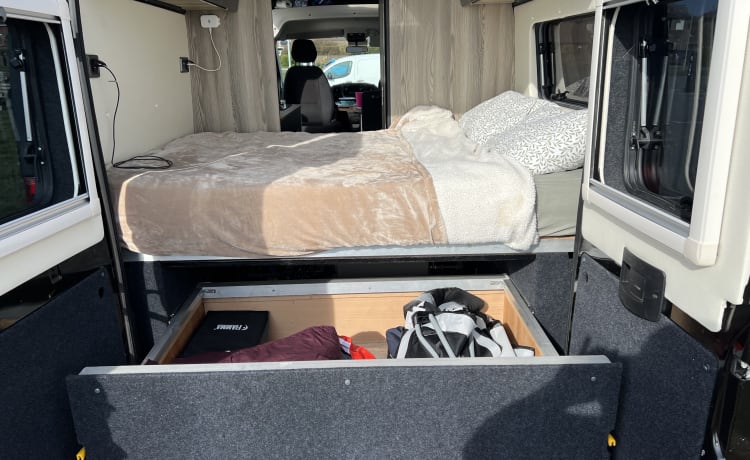 Premium-Luxus-Peugeot-Boxer mit 2 Schlafplätzen (als Reisebus gebaut)