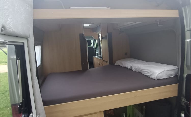 Avanti La Strada – Camping-car de luxe | 4 places assises/3 couchages | Cuisine/Toilette/Climatisation moto/Porte-vélos