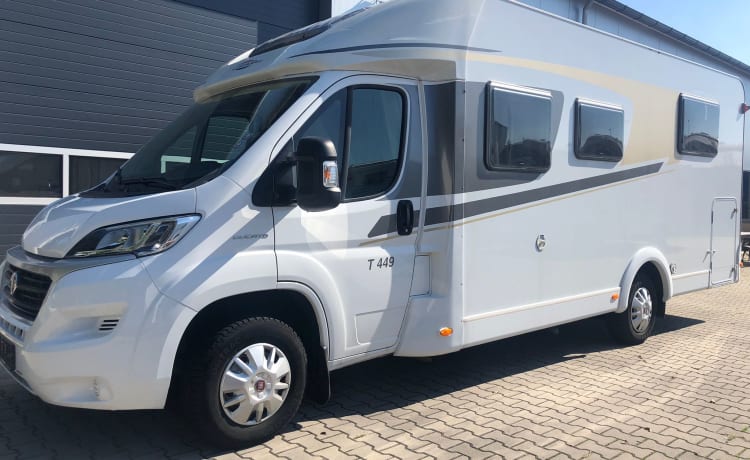 Bennie – Fiat Ducato Carado T449 with queen bed