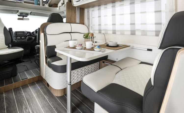 LUX 6 berth & 5 seatbelts – WiFi ✅, Téléviseurs ✅, Animaux ✅, Auvent, ✅ Vélos ✅ Voyages dans l'UE ✅