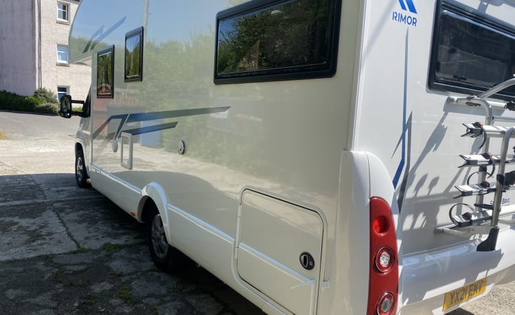 The Braw – Camper moderno di lusso Rimor con 4 cuccette