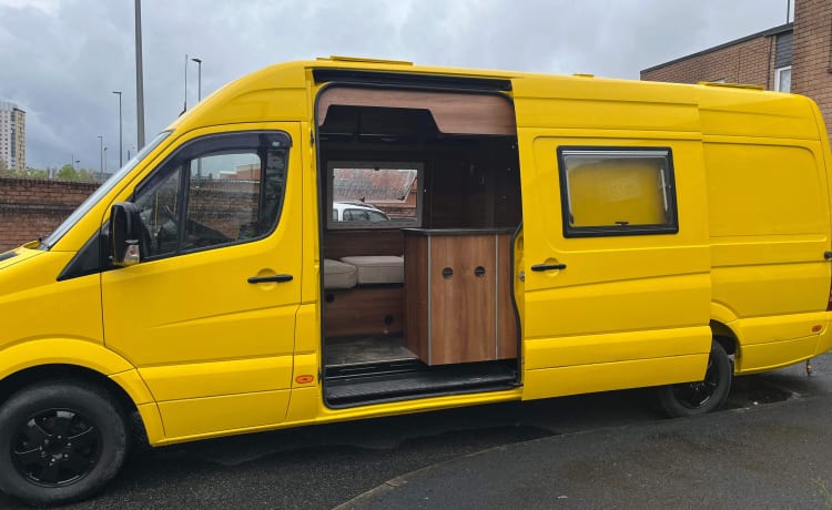 Big Yellow Campervan – Mercedes-Benz camper met 3 slaapplaatsen