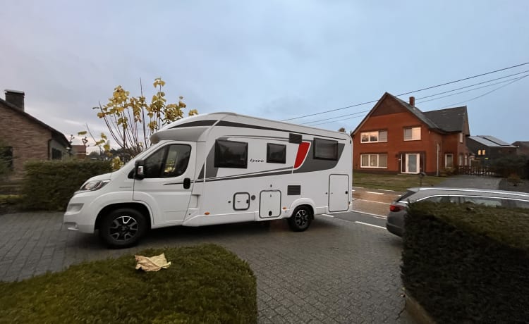 Un camper completamente attrezzato per splendide vacanze in campeggio.