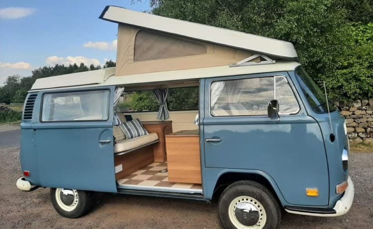 Bernard – Bellissimi camper del 1972 VW Early Bay a noleggio dallo Yorkshire