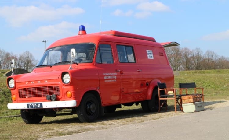 Klassisches Feuerwehrauto Camper 41
