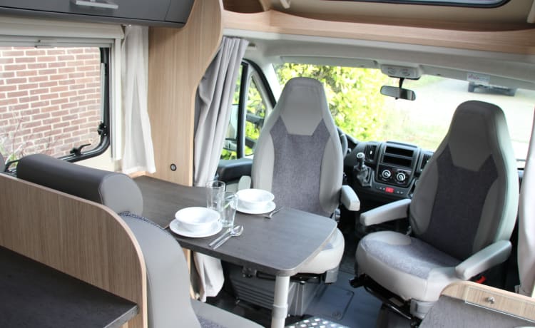 1/2/25 – Compacte en luxe 2-persoons camper met vast bed achterin!