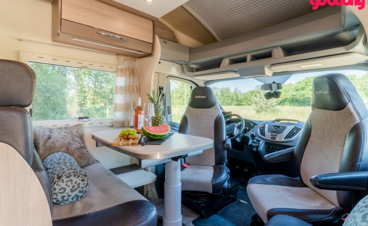 Challenger! – Camping-car spacieux, moderne et luxueux avec 4 couchages fixes - Garage XL