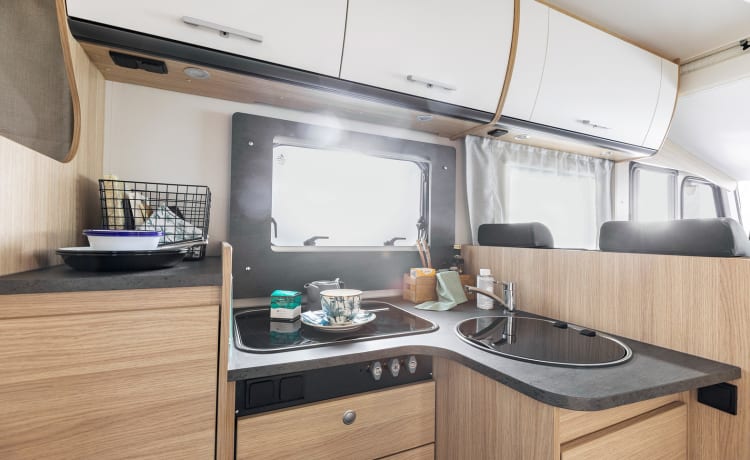 13/21 – Luxe, complete camper met lengte bedden en een hefbed!