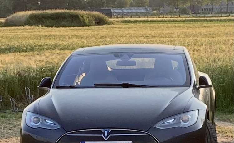 Markus – Recharge gratuite dans toute l'Europe avec cette Tesla Model S D85 de 2015