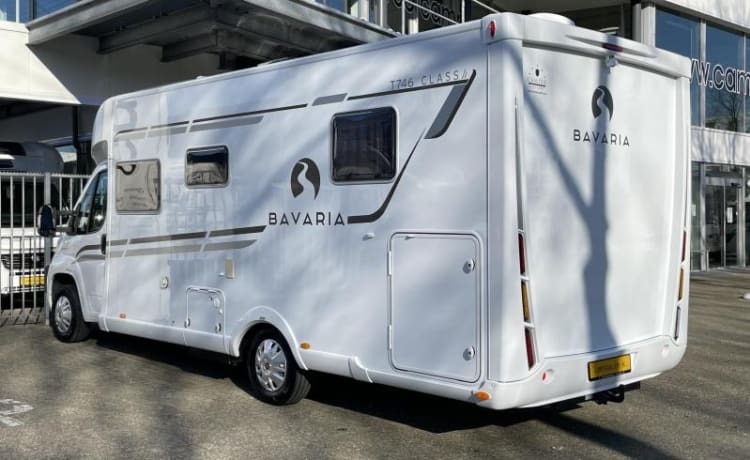 Camping-car spacieux LUXE 4 personnes☀️(climatisation, TV, porte-vélos, inventaire complet)