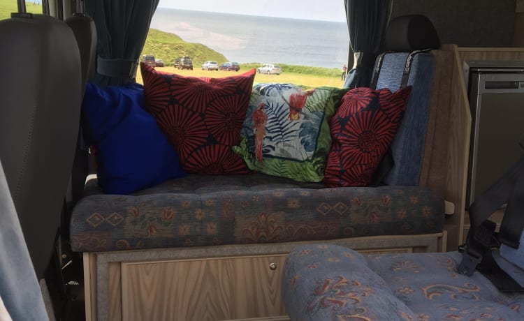 Robbie, Hi Top Camper Van mit 2 Schlafplätzen Geräumig, komfortabel und sehr einfach zu Dr