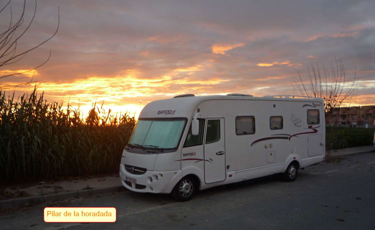 Camping-car de LUXE avec une grande disposition de l'espace