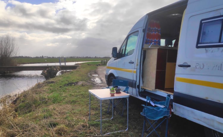 Op avontuur met onze ruime 2-6p camperbus (omgebouwde VW Crafter)