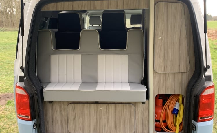 Penelope – Luxus VW T6 Wohnmobil mit 4 Schlafplätzen