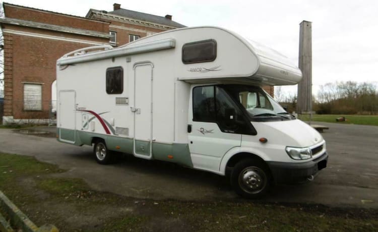 Beau et grand camping-car familial pour 6 personnes