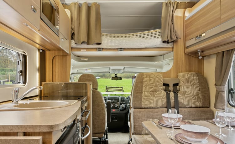 Bessie – Kwaliteit luxe - camper met 6 slaapplaatsen