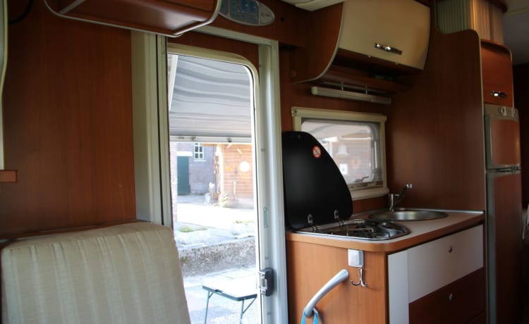 Super nice Mc Louis 4 person camper with various extras