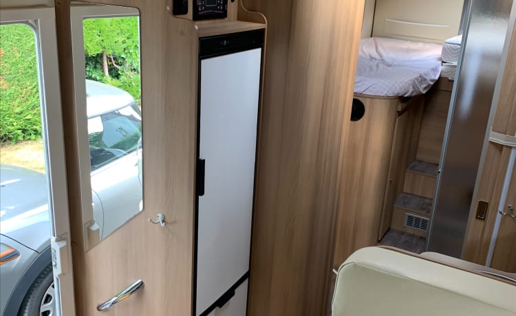 Time-Out – Nette Camper Met Trekhaak, Fietsdrager en Grote Garage