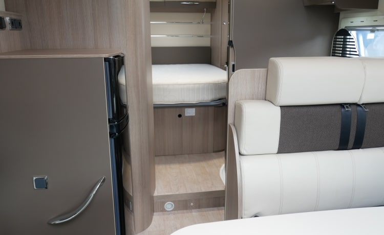 Challenger 388EB Queen bed + pull-down bed, 4-person!!