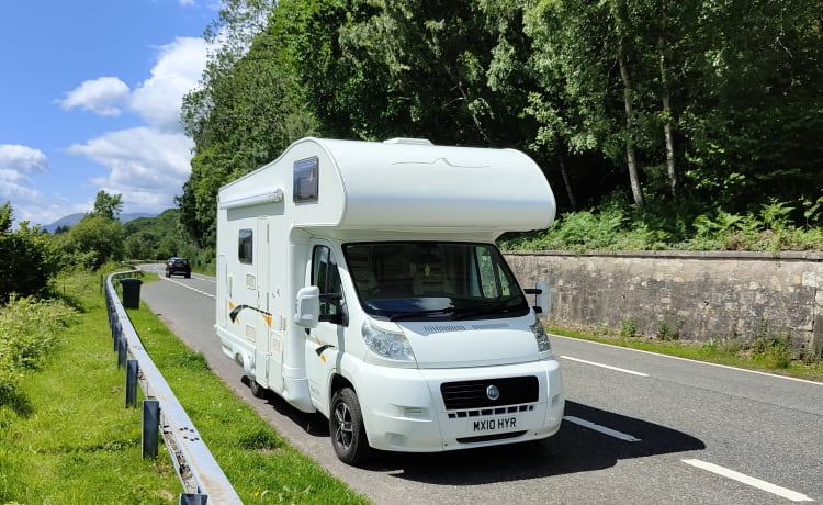 Zaneta –  Family Fiat New Life 6berth/6 belt Motorhome Hire