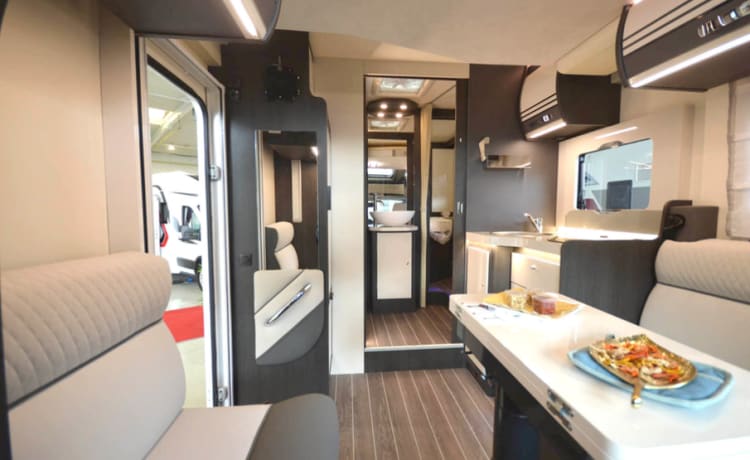 Roller Team 266 TL – Modern motorhome (2022) with luxurious queen-size bed and separate wellness area.