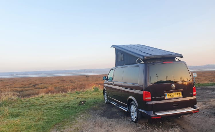 Snowdon – VW T5 4-persoons camper Slaapdak en breed bed (2 volwassenen en 2 kinderen)