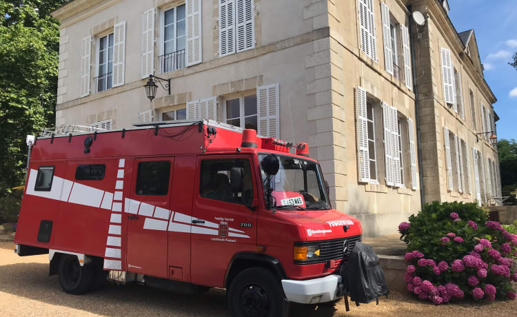 Helga – Classico camion dei pompieri tedesco convertito in camper di lusso a 6 nascite