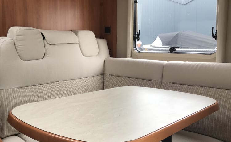 Schöner und luxuriöser Hymer Camper