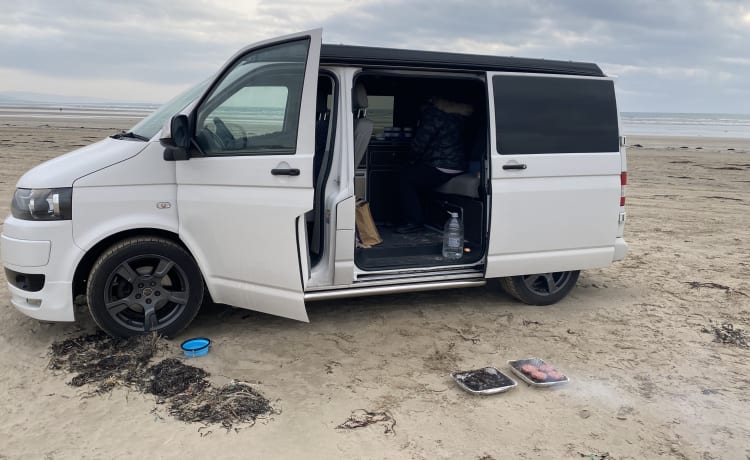 Flo! – Flo is onze leuke en comfortabele Volkswagen Transporter 5.1 camper met 4 slaapplaatsen 