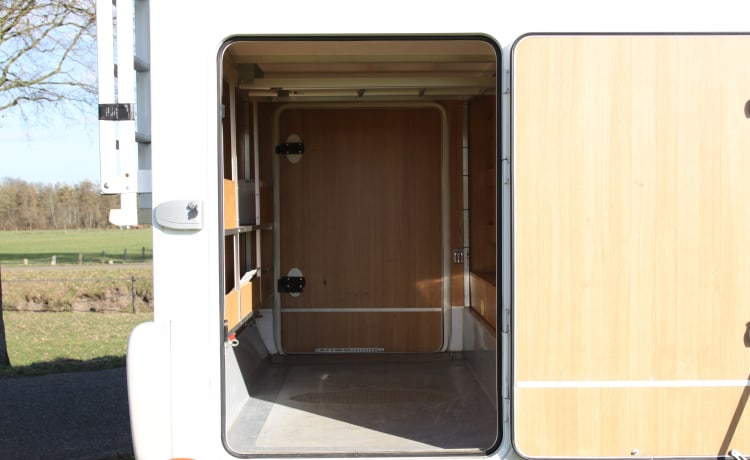 Super Brig 677 TC – Spazioso Super Brig 677 TC con 6 posti letto e garage XXL!