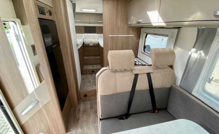 Carado i447 pro 4 persoons camper met automaat spiksplinternieuw 