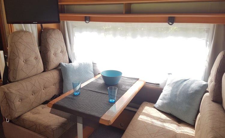 Spacious family camper with fixed bed!