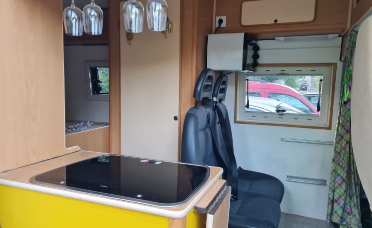 Chico – Our cozy bus with toilet, sleeps 2 adults + 1 baby