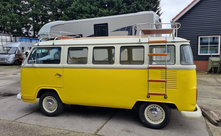 2p Volkswagen campervan uit 1979