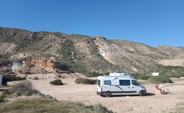 Happy camper – 2p Renault Bus camper from 2013