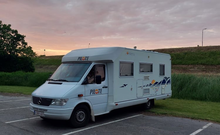 Polly – Mercedes-Benz Camper Pacific 691