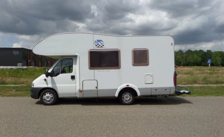 Compact family camper with bunk bed