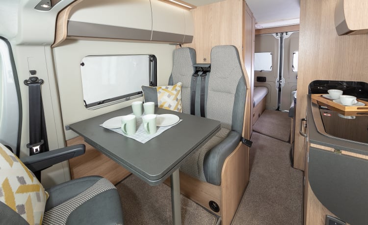 Vehicle 3 – Camper V Line 669S del 2023 sorprendentemente spazioso per tour e festival