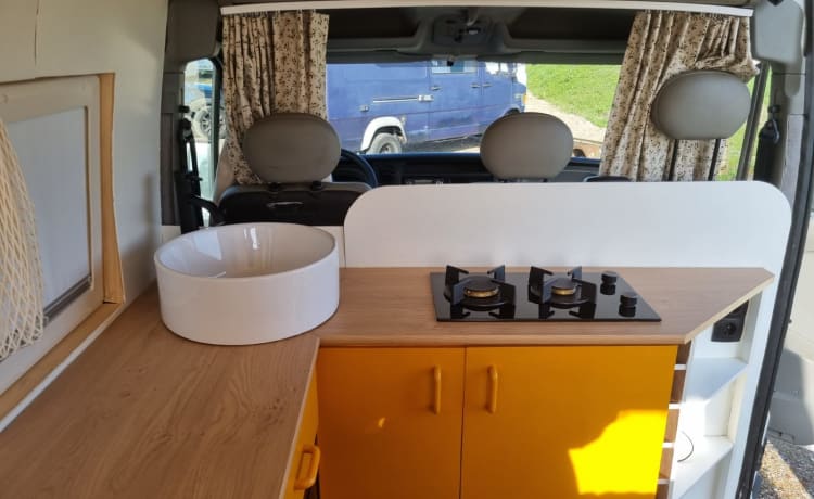 Off-grid zelf gebouwde camperbus 