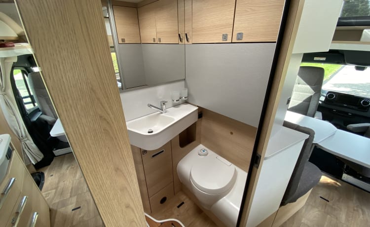 Vrijheid op wielen – Krachtige luxe Hymer Mercedes camper half-integraal uit 2019